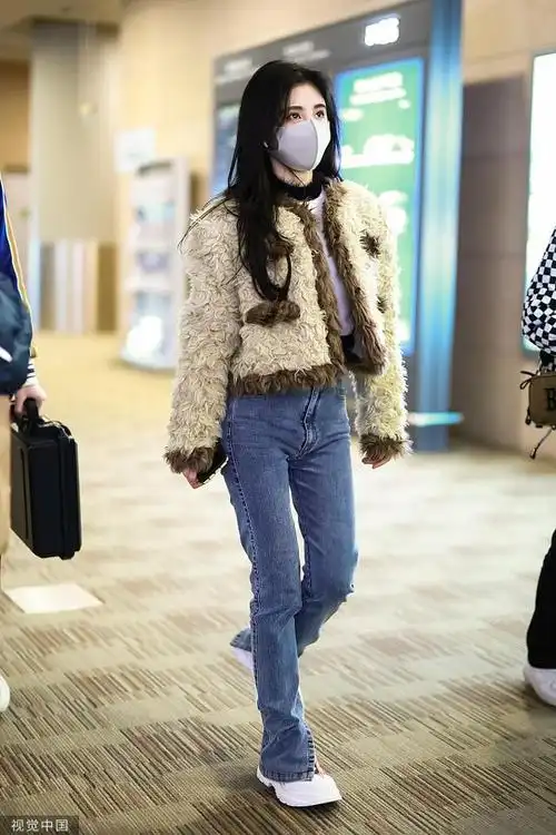 组图鞠婧祎米白色小香风外套现身机场波浪卷发甜度满分