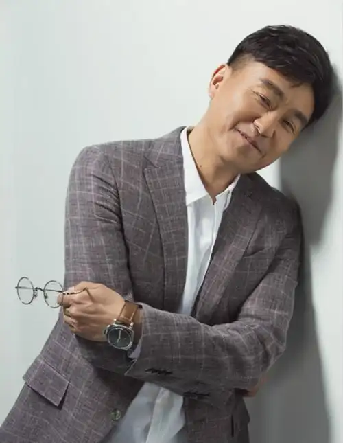 何冰高清写真上线 演绎绅士随性