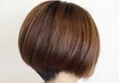 女生剃鬓角短发沙宣发型鬓角头发做的厚实整齐,发顶上的头发梳起来