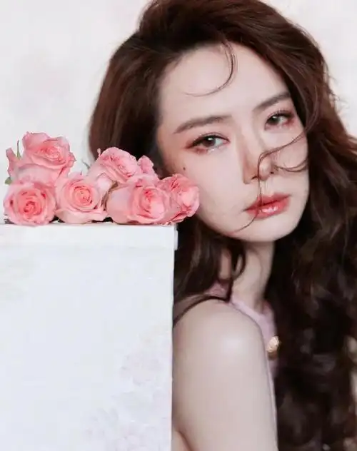 美女演员戚薇今日最新美照出炉啦粉粉的好漂亮