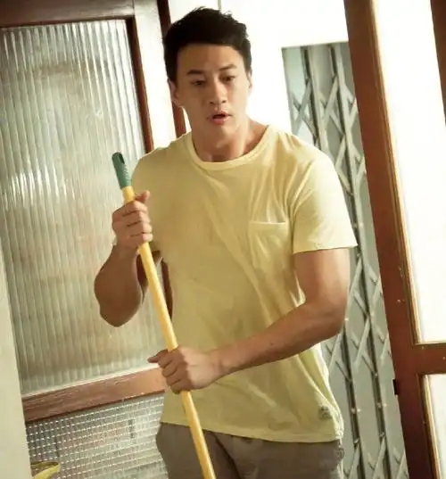 何润东燃动时刻肱三头肌锻炼法##何润东说自己在健身房不好意思撼出