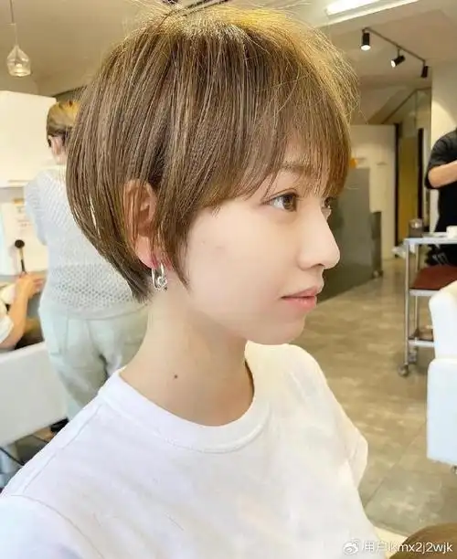 女士发型别乱剪,想美就选露耳短发,好看时尚不夸张