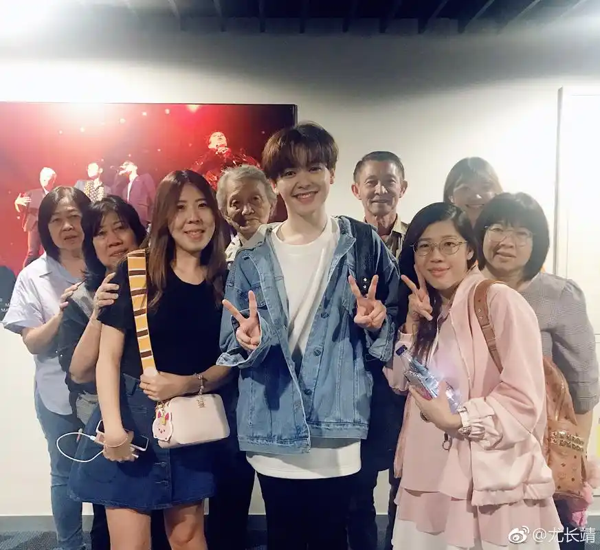 [nine percent][新闻]180924 尤长靖更新家人合影 中秋阖家团圆适合吃