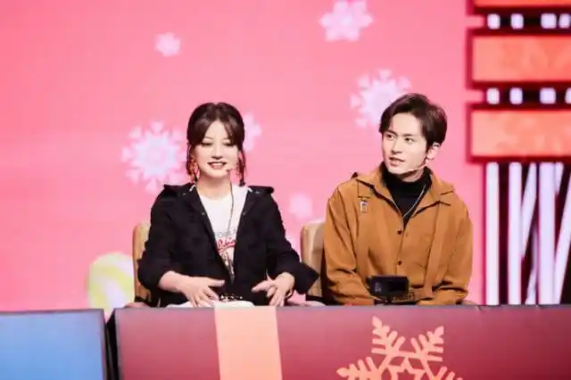 赵薇扎起麻花辫再加空气刘海和小15岁的张哲瀚无年龄差