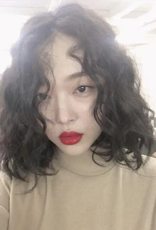 女生日系短头发造型大全齐肩泡面卷发做出时代度