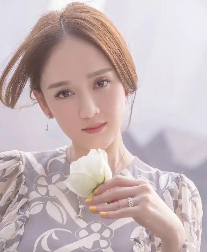 陈乔恩的照片,灵动可爱,图5图6在"巨人"面前宛如"拇指姑娘"