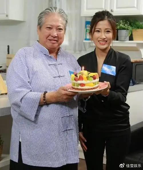 洪金宝前妻近照意外曝光,与儿孙共享天伦,颜值不输高丽虹