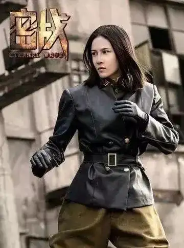 作为被大哥成龙力捧的女星,张蓝心不断的参演大牌电影,在戏中的武打