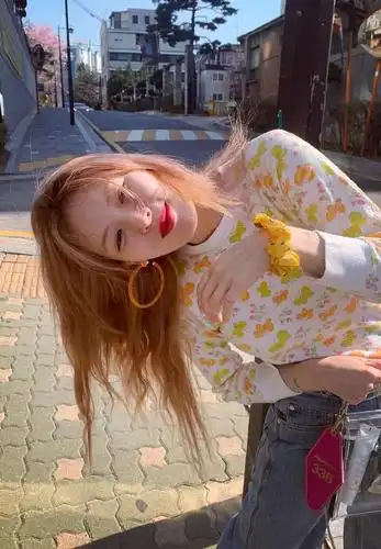 金泫雅晒歪头杀自拍,女神还真就是活泼可爱,这头歪的很清新靓丽_照片