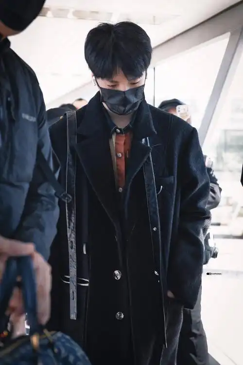 刘耀文今日份机场出发新发型好可爱好清爽