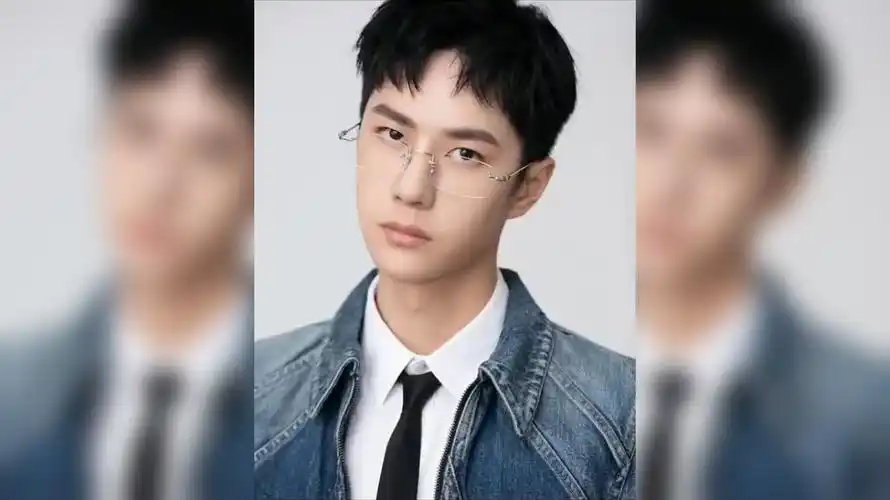 王一博高燃极限瞬间,驾驭赛摩拍广告,带黑框眼镜化身奶油小生!