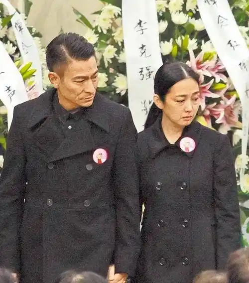 刘德华老婆朱丽倩现身,58岁臃肿显老态,夫唱妇随陪老公开演唱会