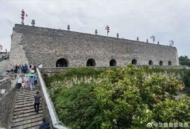 先说结论——优先选择南线景区,去中华门,看三层瓮城和45米厚外偿楼