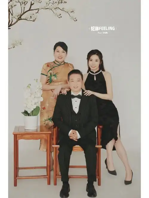 一家三口旗袍写真工笔画全家福