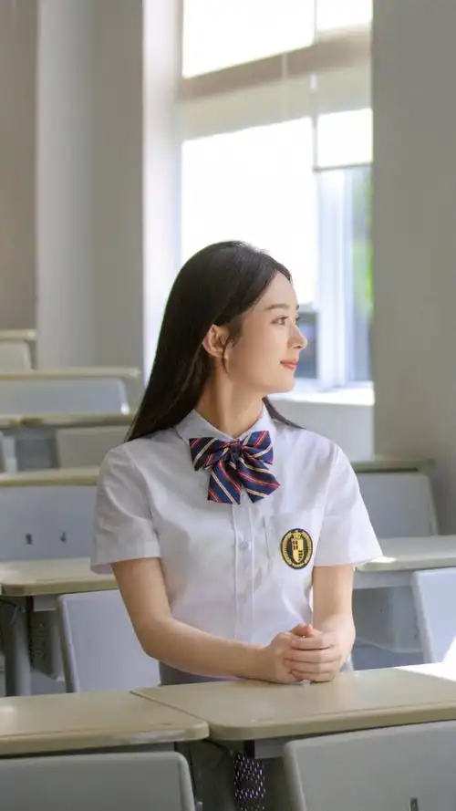 赵丽颖逆向生长颜值太绝了!元气校服黑长直,秒变甜美学姐
