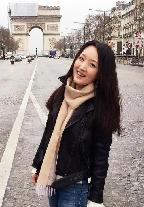 杨钰莹终究是老了,在美颜下看似年轻,但身材多少还是有点暴露了