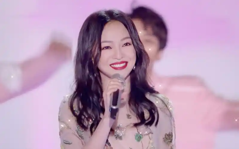 张韶涵浙江跨年演唱《淋雨一直走》