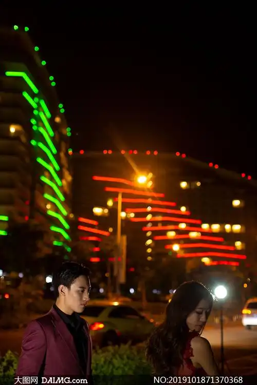 城市炫丽灯光情侣人物摄影高清原片