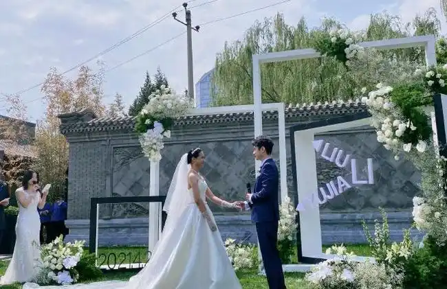 快女喻佳丽晒婚礼照官宣结婚同届好友段林希刘忻杨菲洋担任伴娘