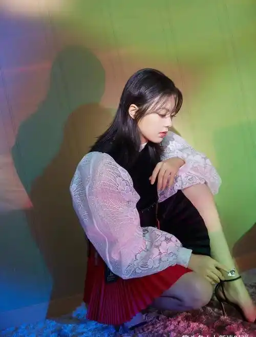 赵今麦也太早熟了,才17岁就如此时尚,穿衬衫还故意露吊带_造型_画风