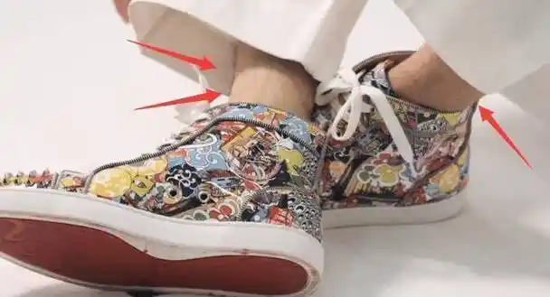 原创王俊凯梳鸟窝头拍大片发量浓密厚实脚踝超细还有很多腿毛