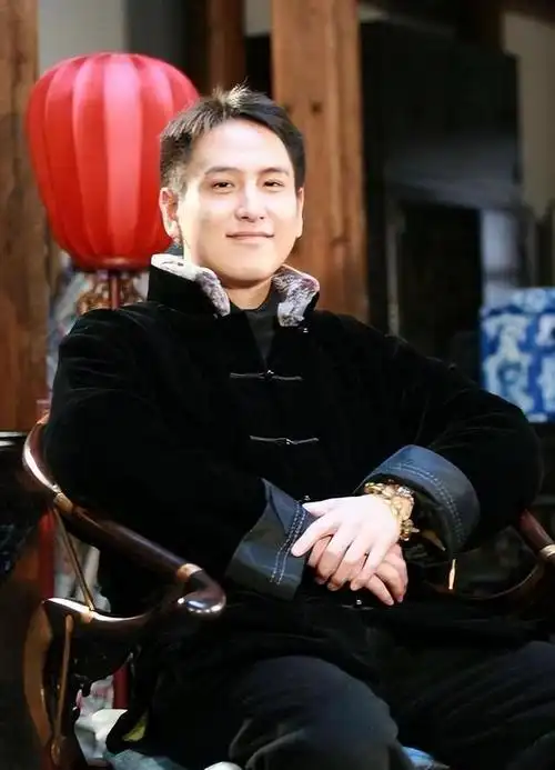 汤珈铖:被抑郁症折磨的富豪家族"黑狗",那些消失网络的日子