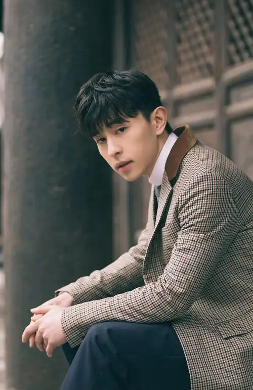 简介:邓伦复古帅气写真图片,分享一组邓伦图片给大家,图中的明星图片