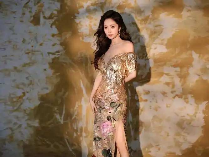 杨幂"秀身材"没输过,金色抹胸长裙凸显曼妙身姿,让人为之倾倒_礼服