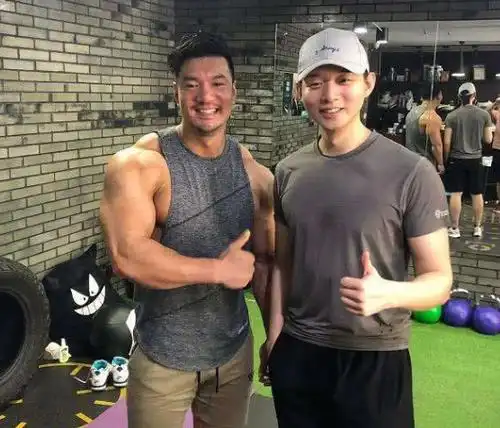 有一种整容叫霍尊留短发,和长发的样子判若两人,网友:太帅了