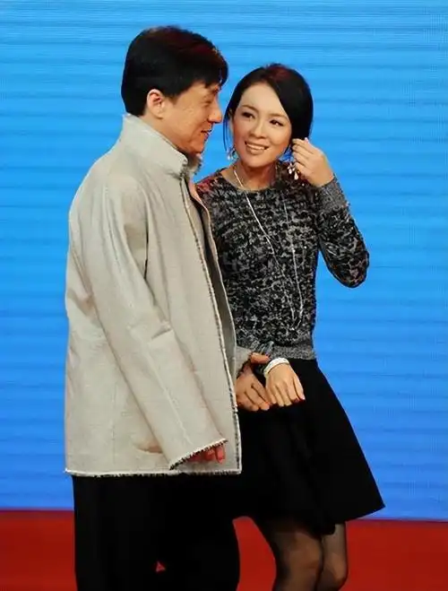 2001年2月,章子怡和成龙在拉斯维加斯拍摄《尖峰时刻2》.