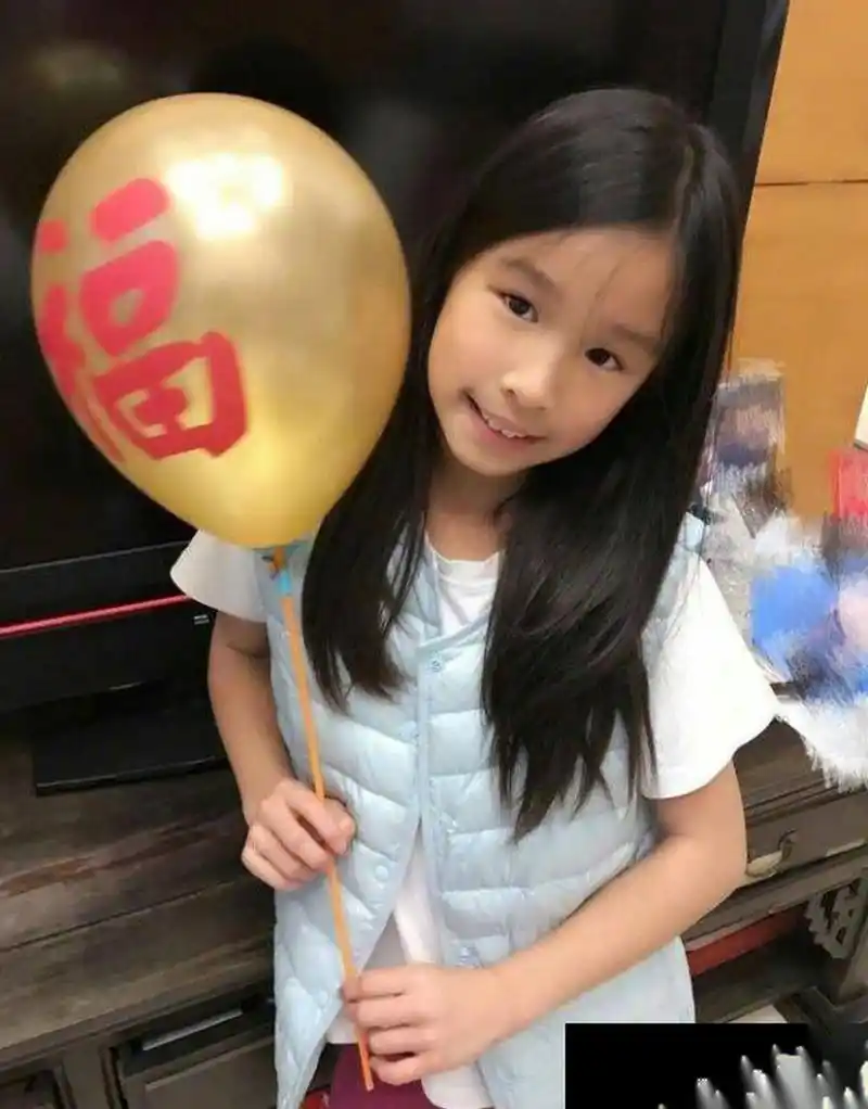 张庭和她老公,好歹也是郎才女貌,怎么生出来的女儿有种基因突变的味道