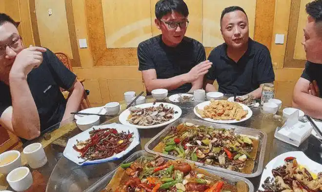 年底应酬多喝酒在所难免但是切记这3种酒别带上桌不好