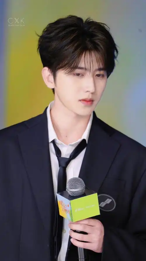 蔡徐坤今日直播造型##蔡徐坤mistine防晒代言