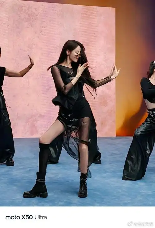 迪丽热巴女团风比耶wink##迪丽热巴跳舞花絮照