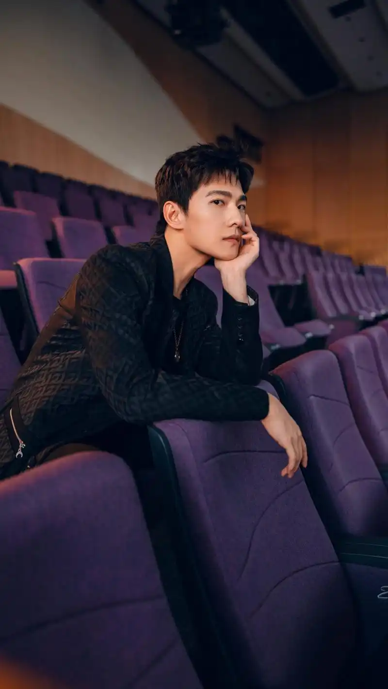 影视演员杨洋,身姿挺拔,英俊帅气,来看帅照