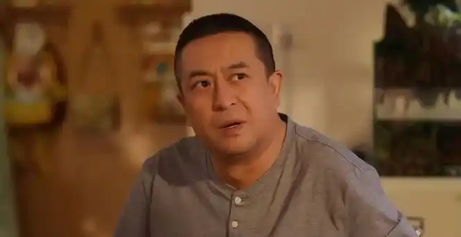 欲言又止又无可奈何的状态,跟他曾饰演过的家庭伦理剧中的中年男,没太