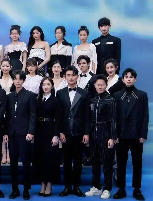 "星辰大海"合影:刘昊然力压易烊千玺,王俊凯站c位,杨紫吸睛_阚清子