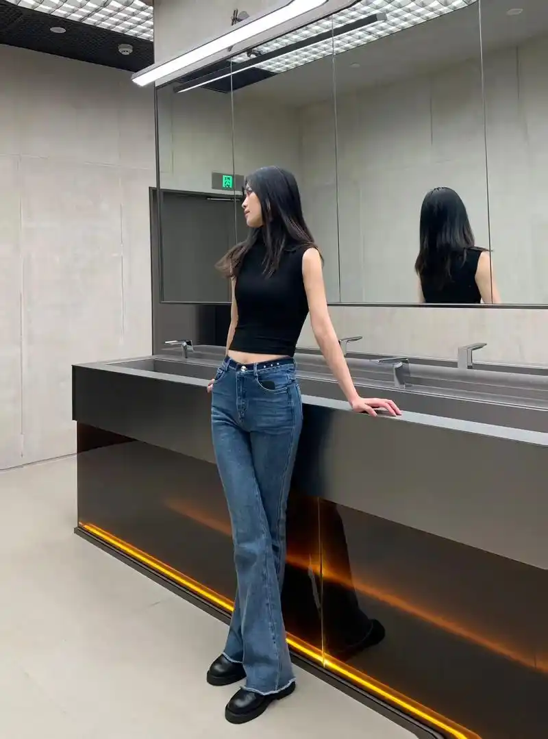 我有一颗甜妹心 可身高偏偏一米七.#微喇裤 #大长腿#背影杀 - 抖音