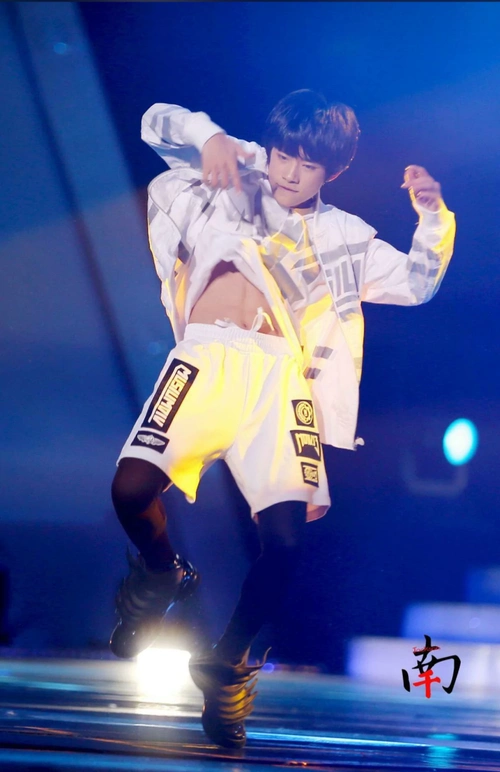 猜你喜欢的千玺腹肌照呦