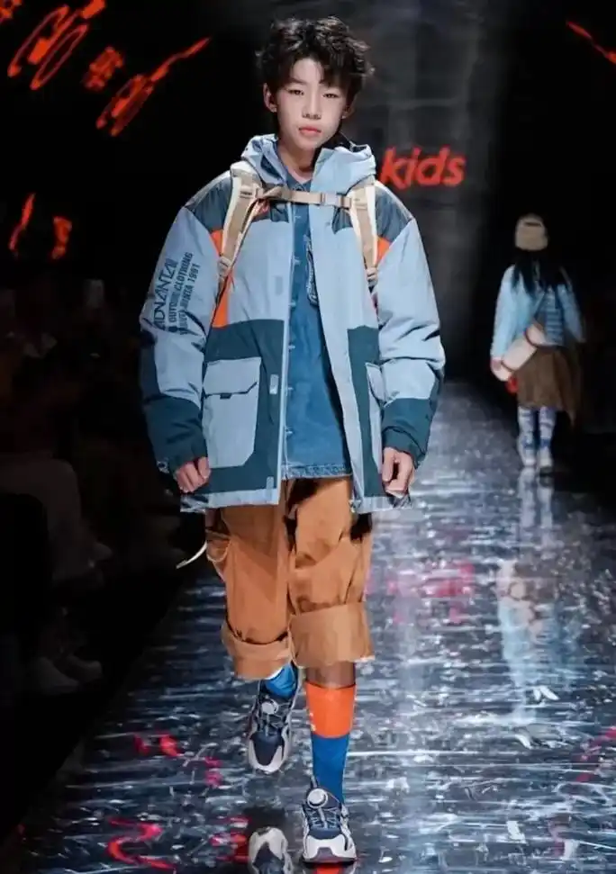 帅气的背影杀#程程#张轶程 - 抖音