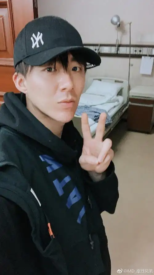 摩登兄弟刘宇宁微博更新自拍照,面色苍白憔悴!坦言,明天要手术