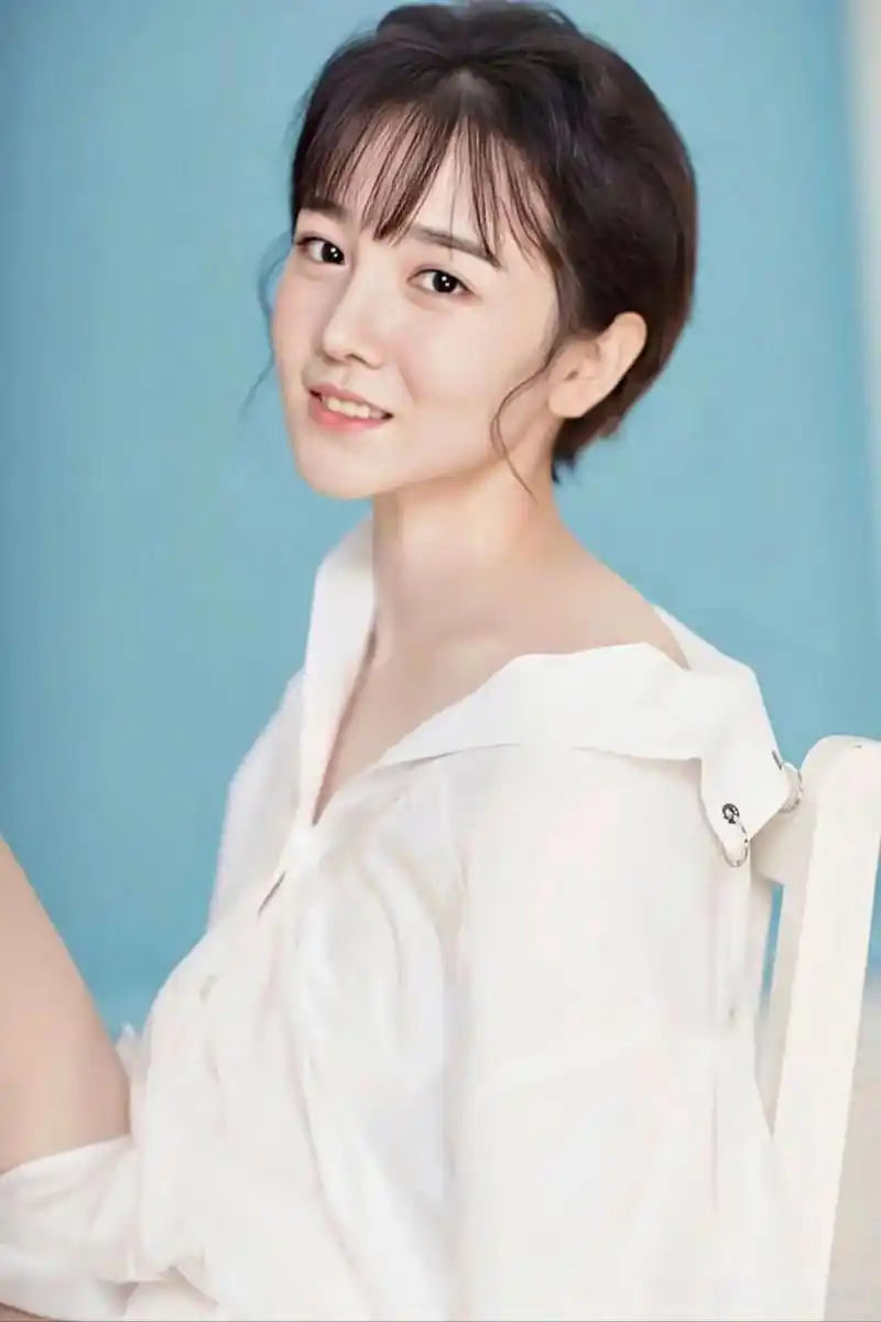 陈小纭短发造型引热议:独特魅力与白皙肌肤相得益彰  最近网上流传着