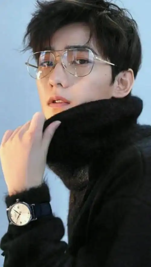 感受一下金丝眼镜的文艺咩,禁欲系男神