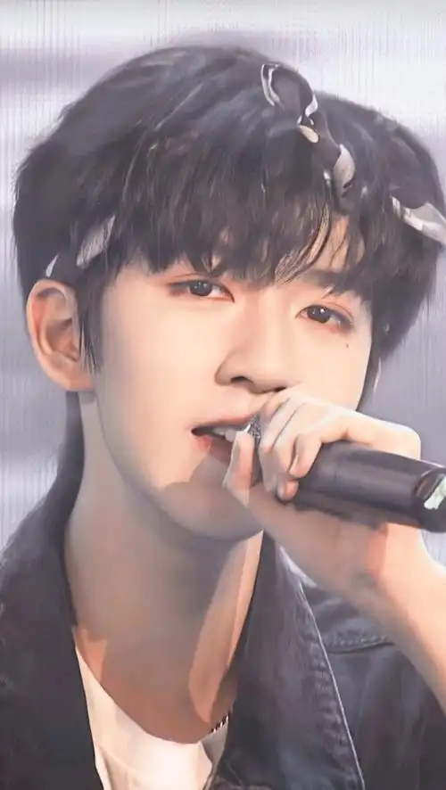 基本信息中文名贺峻霖别名霖霖,小铃铛国籍 民族中国 汉族出生日期