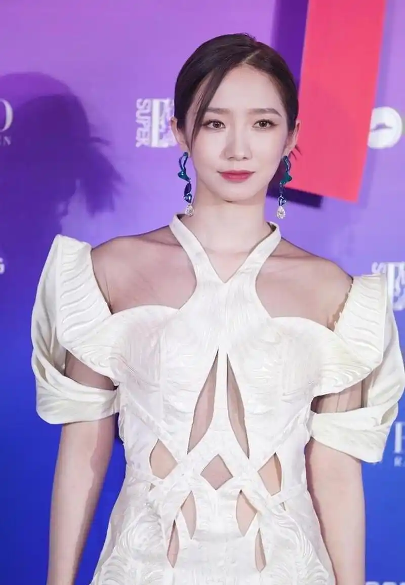 孟美歧身穿挖空泡泡袖连身裤个性十足