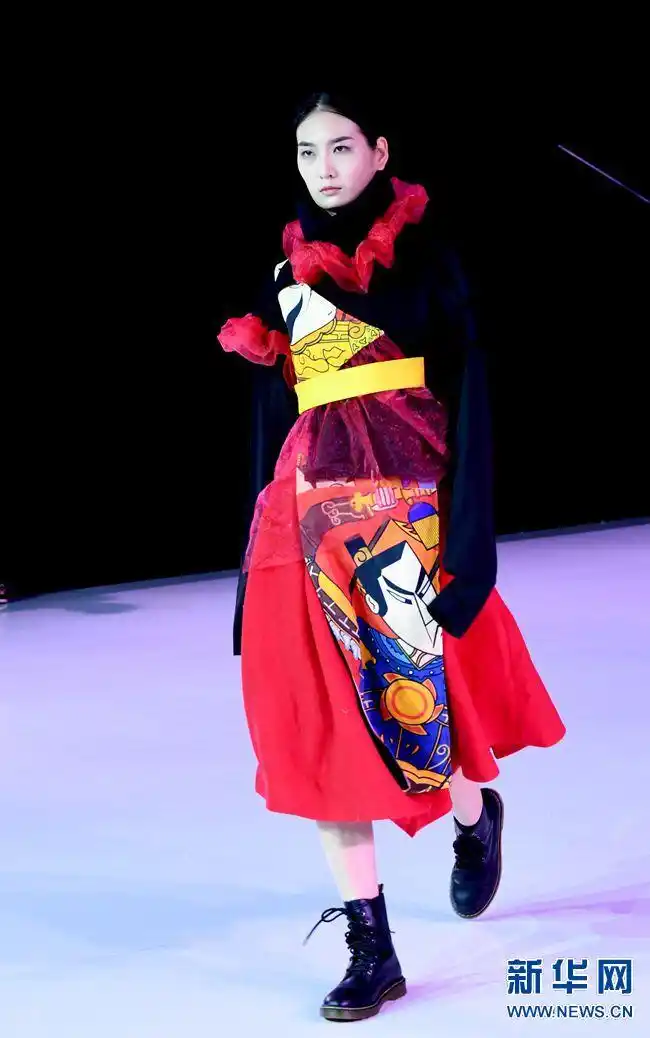8月6日,模特在时装秀上展示时装.8月6日,模特在时装秀上展示时装.