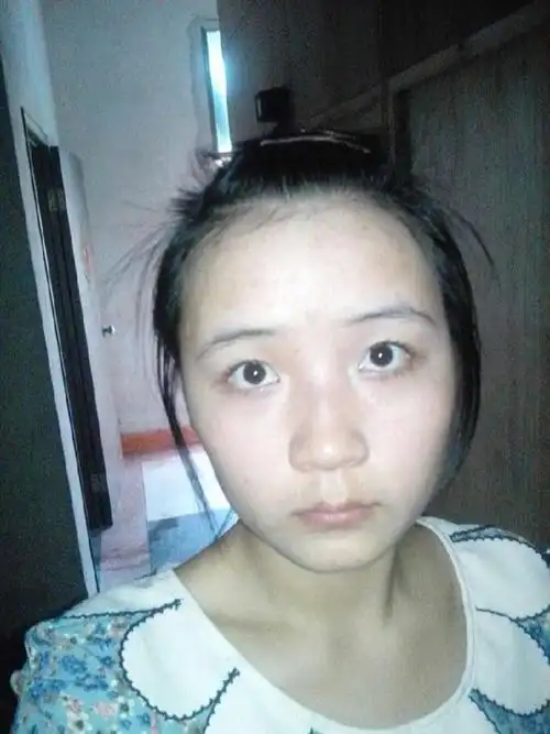 请问这个脸型适合中分吗?