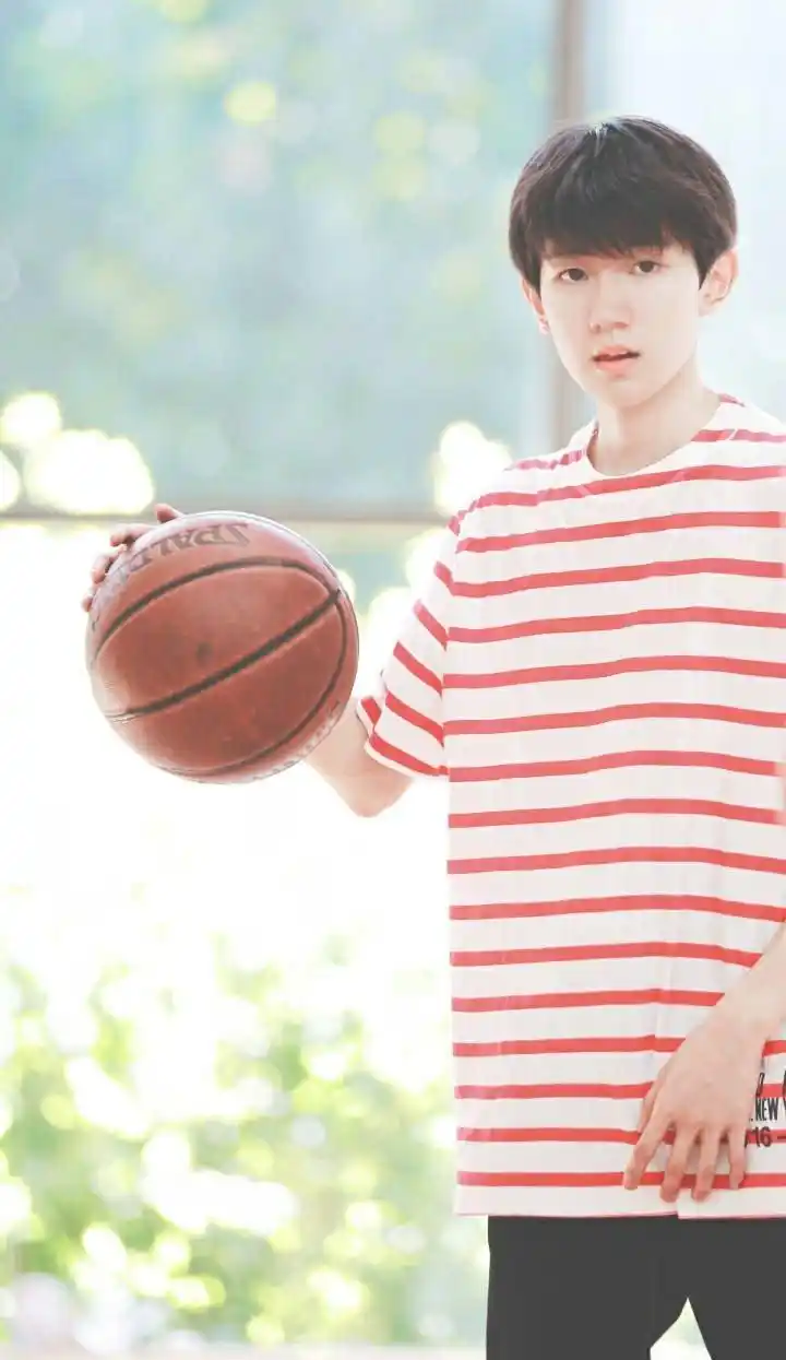 tfboys分享190619篮球男孩王源帅气上线转球炫技样样精通