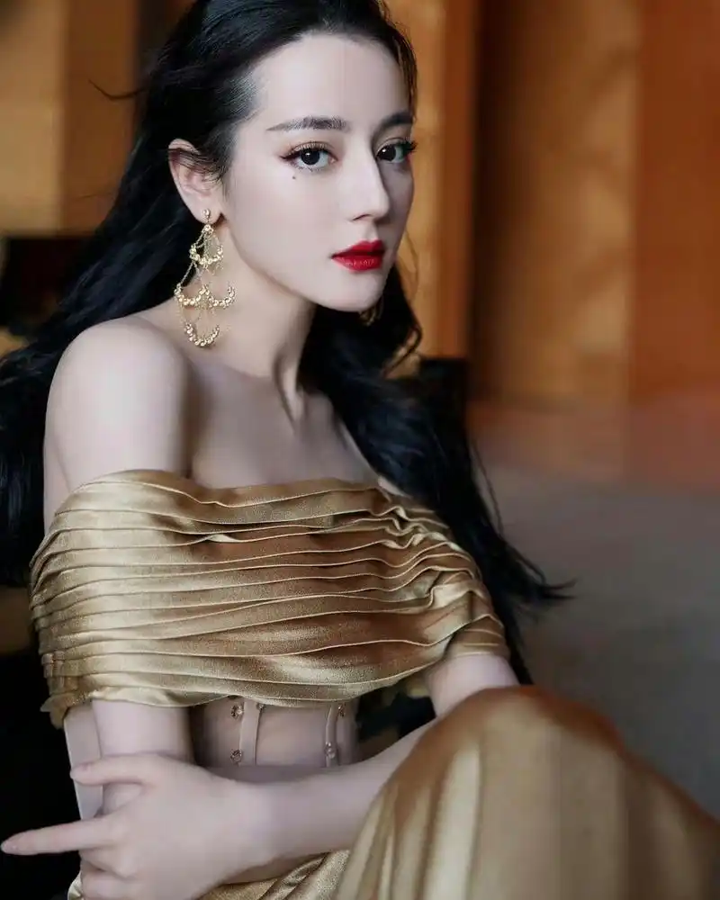 金色抹胸绸缎礼裙尽显曼妙身姿 #迪丽热巴