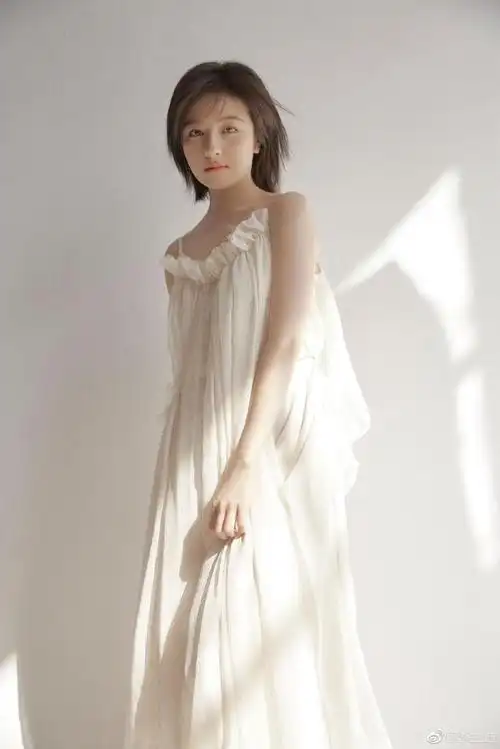 李兰迪穿纯白吊带长裙皮肤白皙 笑容灿烂氧气感满满